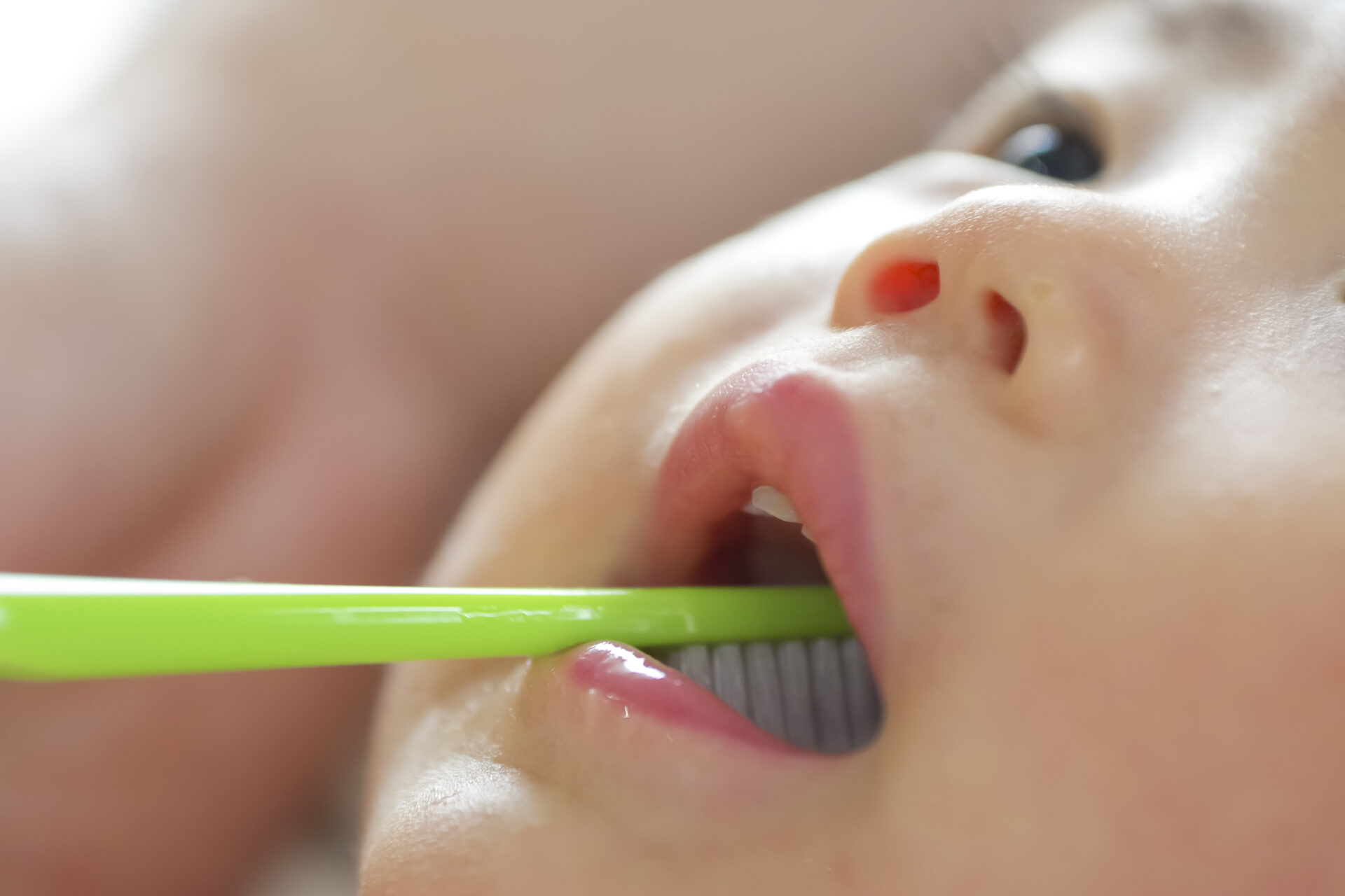 2歳の子どもが歯磨きを嫌がるのは親のせい？仕上げ磨きで悩まないために