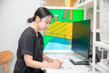 新しい知識を勉強する歯科衛生士