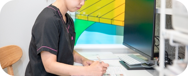 新しい知識を勉強する歯科衛生士