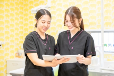 スタッフ同士で話し合う様子