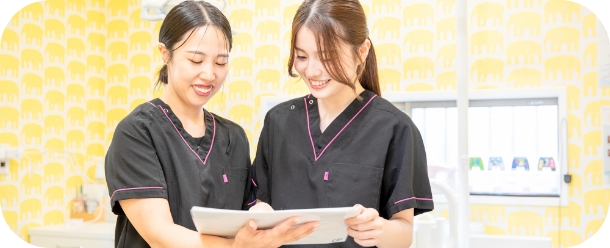 スタッフ同士で話し合う様子