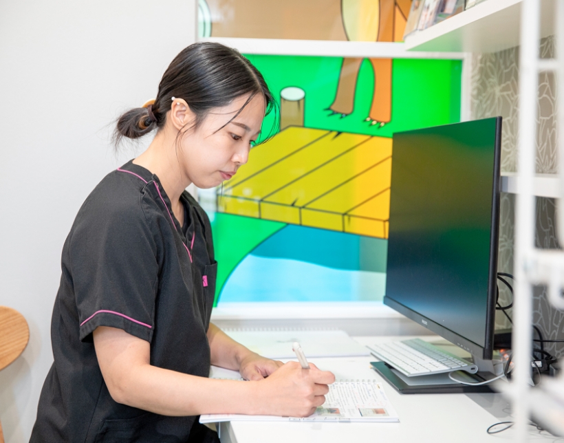 勉強をしている歯科衛生士の森さん